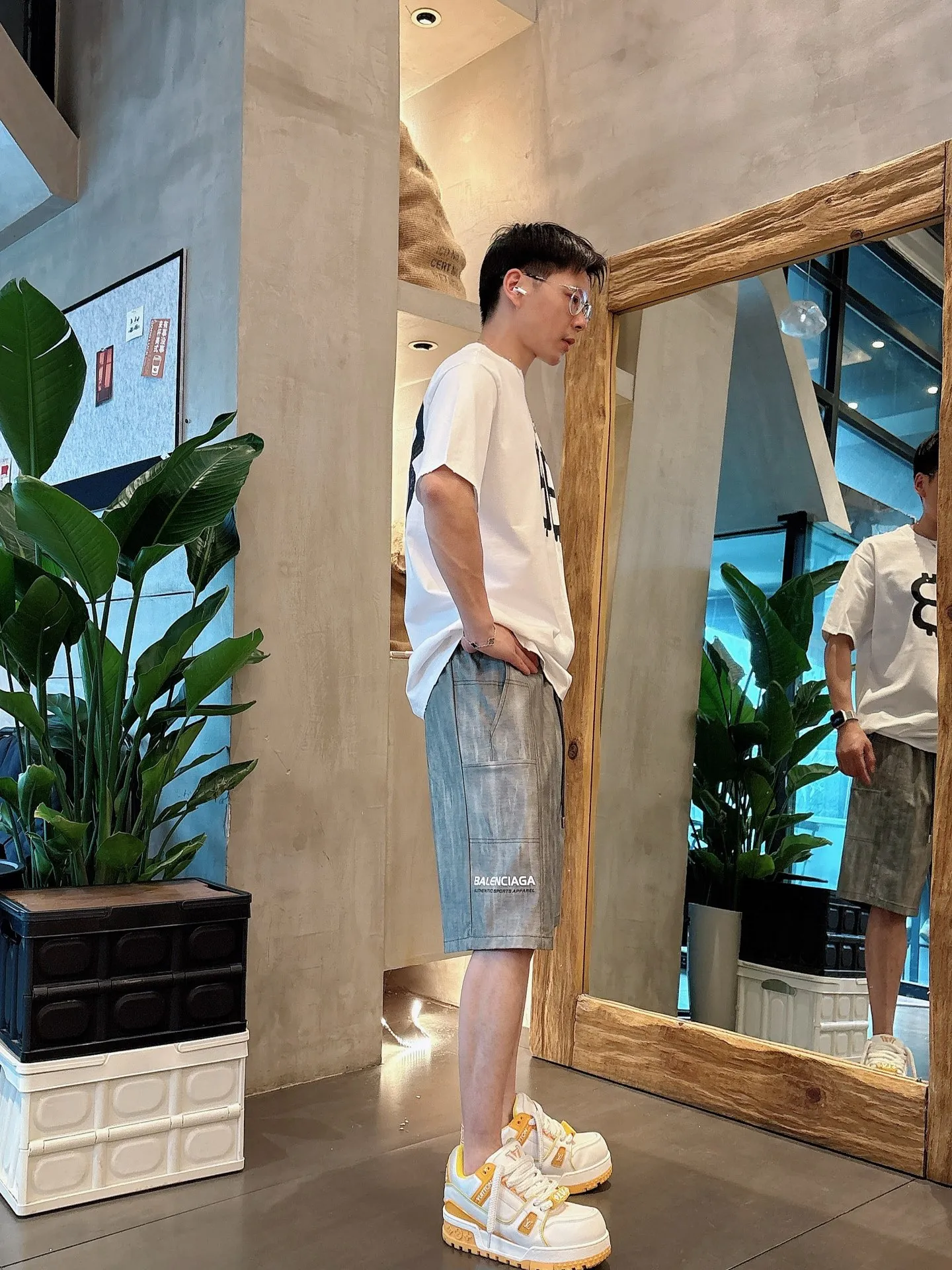 Balenciaga's three-standard complete 2026 summer New Arrival men's casual shorts, advanced custom-made Breathable fabric, Breathable fabric, extremely stretchy and comfortable, impeccable details, top-grade accessories, original logo design concept, delicate and soft feel! The upper body fit is awesome! Size: M-XXXL Please state your height and weight when ordering